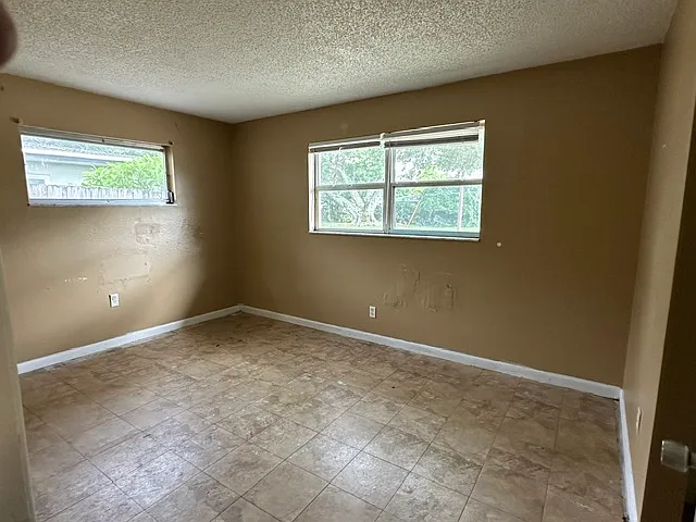 1470 Parkwood St — Photo 12