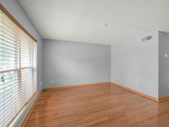 5th image of 6202 Skyline Dr APT 10