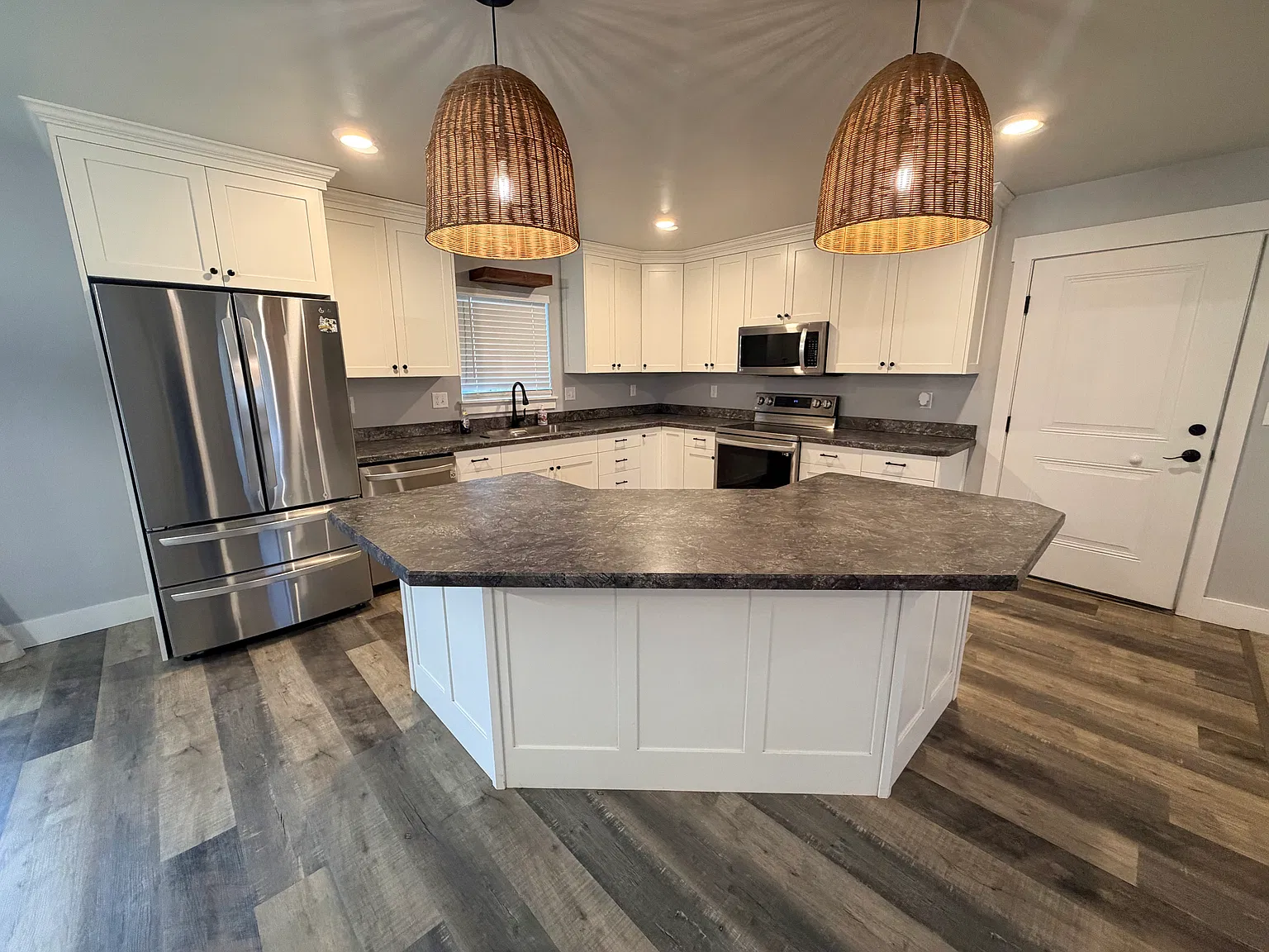 5 bed, 2986 sqft, $4,500 — Photo 4