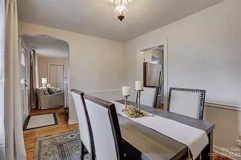 3rd image of 3929 Selwyn Ave