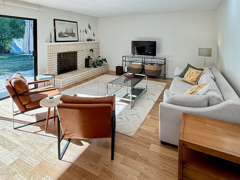 446 Stanford Dr — Photo 4