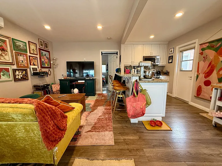 Modern Bungalow with W/D + A/C! Assigned Parking Included & 1 Garage Storage! — Photo 7