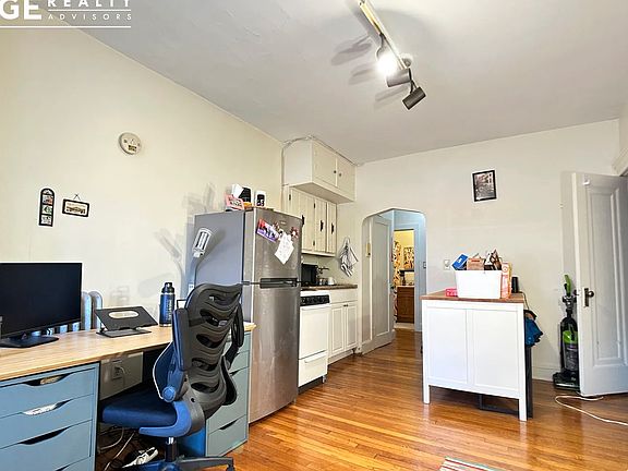 4th image of 70 Strathmore Rd