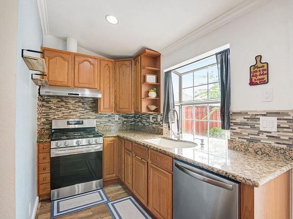 3rd image of 2429 Greengate Dr