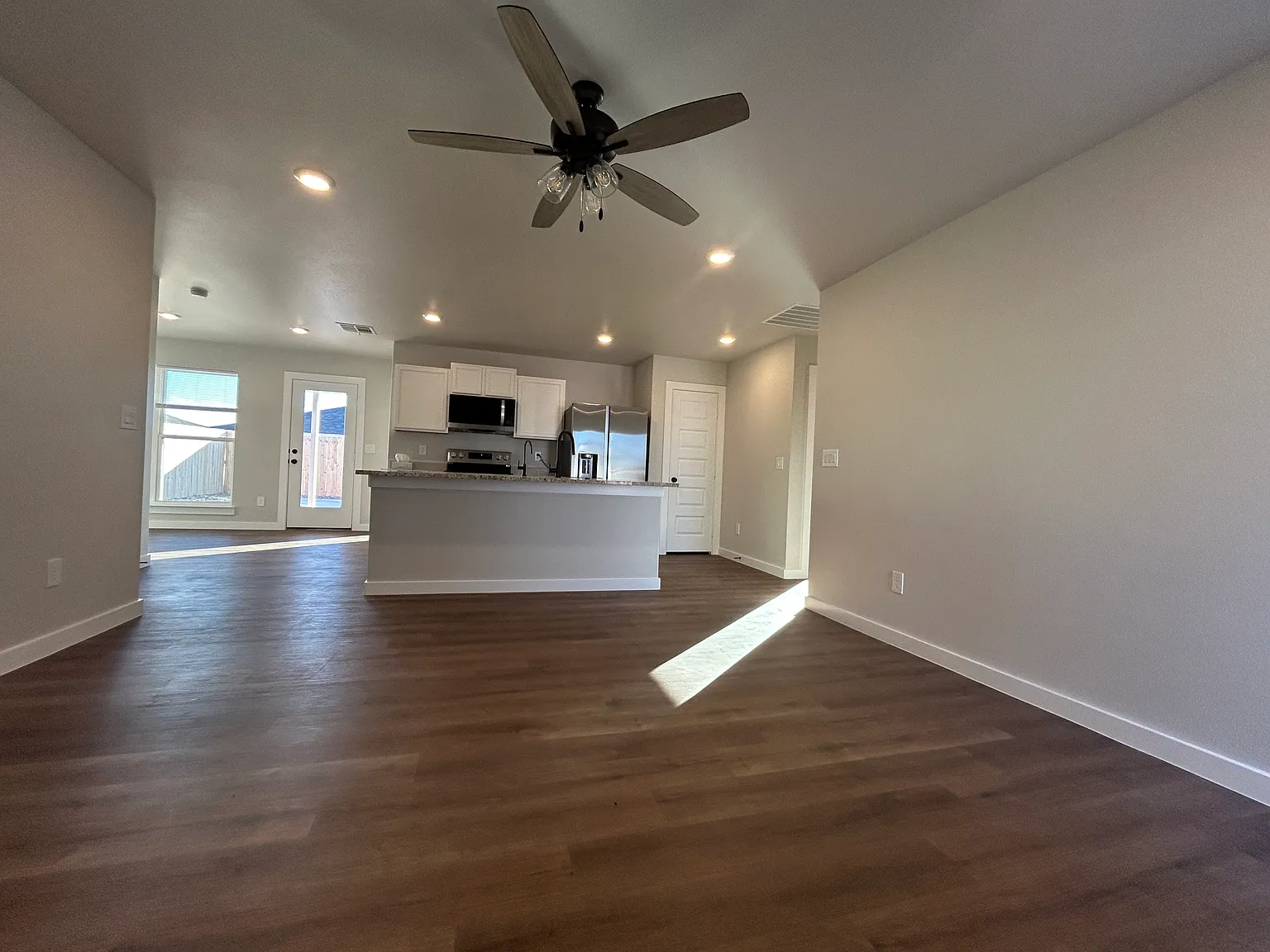 3 bed, 1300 sqft, $2,199 — Photo 2