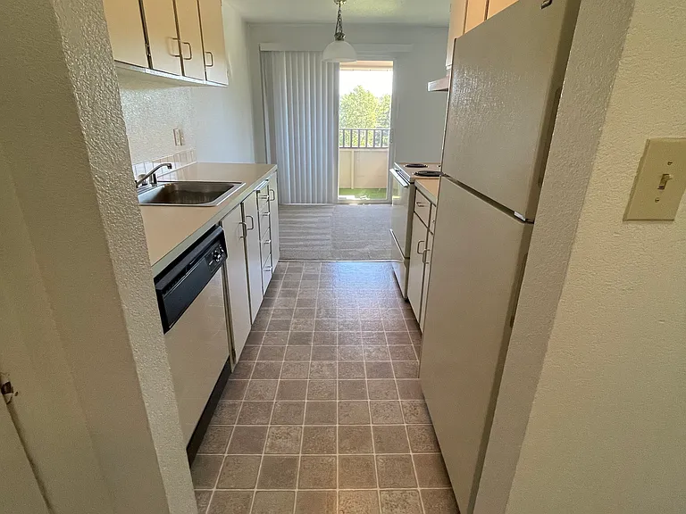 Pyramid Pointe Apartments — Photo 12