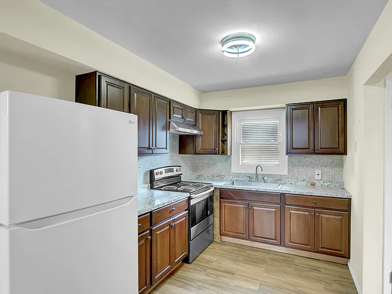 181 W 3rd St — Photo 13