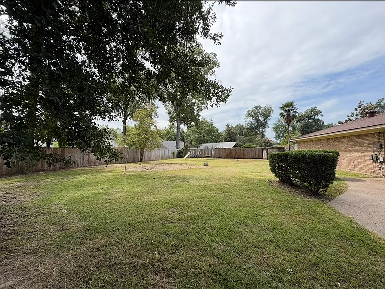 2102 Elmwood Dr — Photo 21