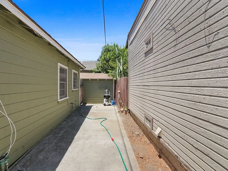 Charming Triplex Unit in Historic Rose Park — Photo 10