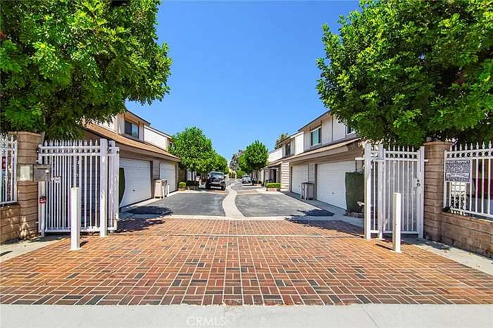 3 bed, 2.5 bath, 1637 sqft, $4,250 — Photo 1