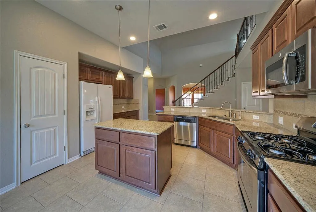 3 bed, 2.5 bath, 2366 sqft, $2,600 — Photo 4