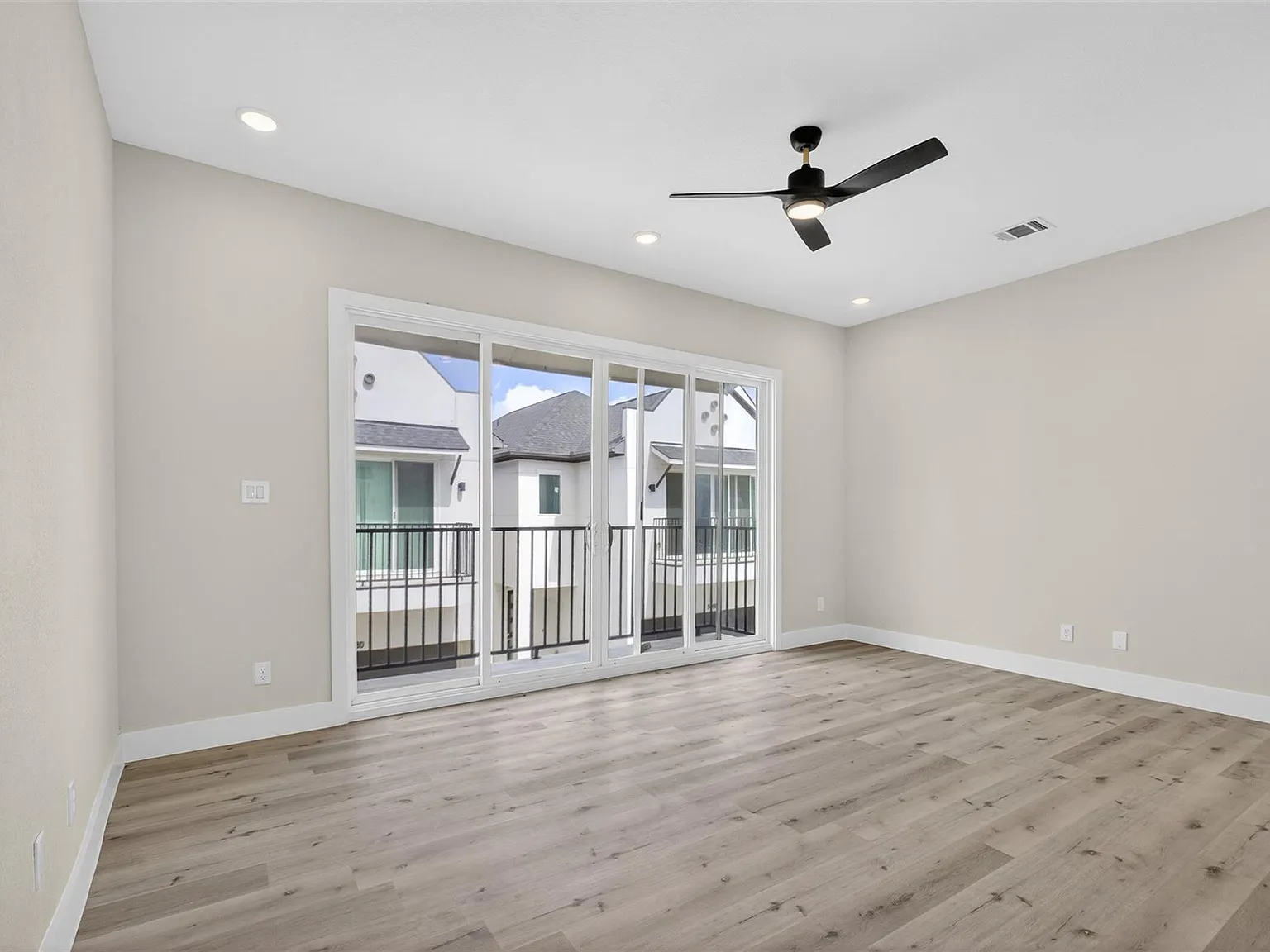 3 bed, 2.5 bath, 2063 sqft, $2,450 — Photo 4