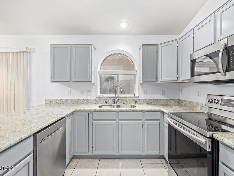 Updated kitchen new appliances Freshely painted, New reverse osmosis water purifier.