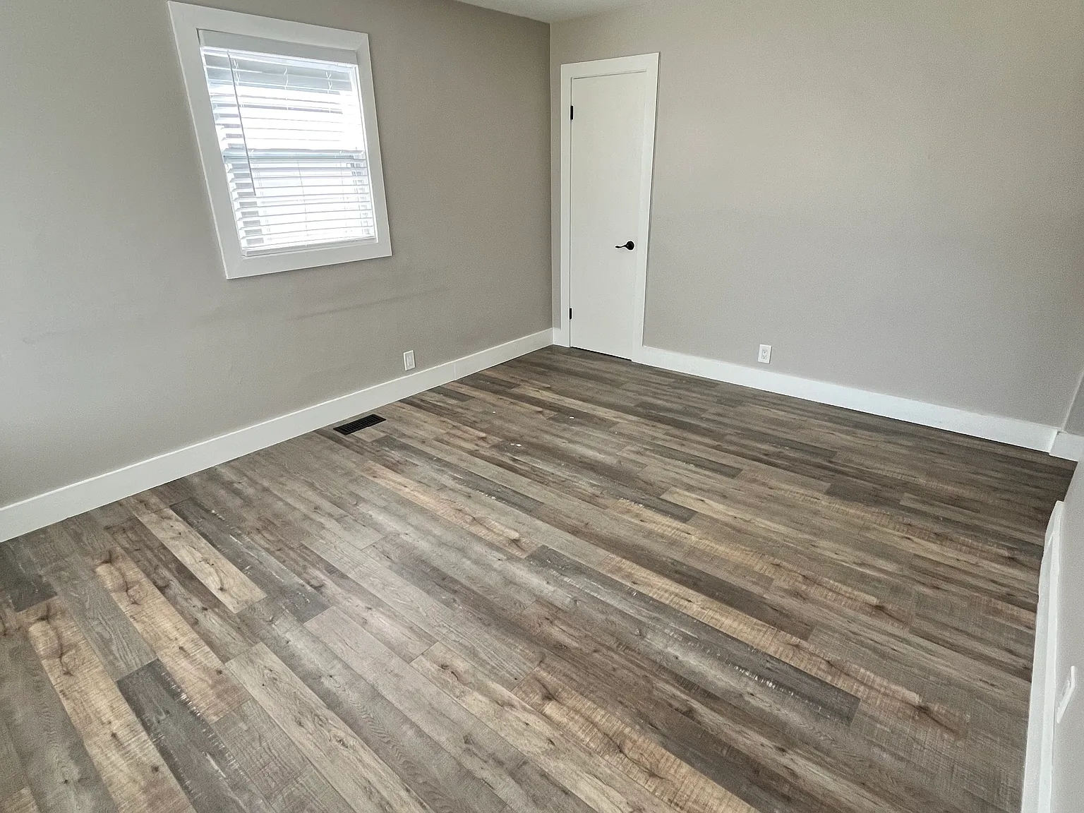 990 Vine St — Photo 2