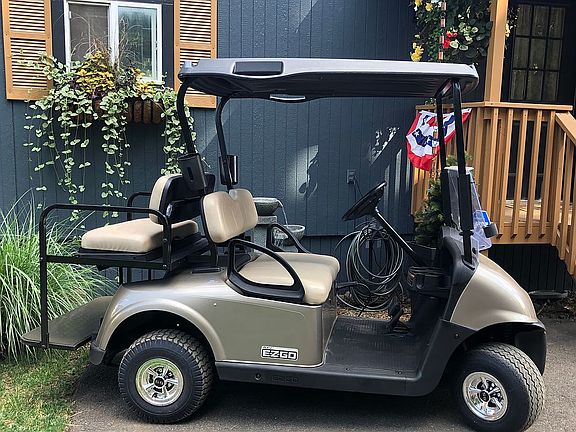 Cute window boxes in front 