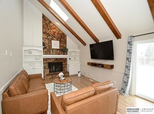 802 Oak Ridge Rd, Papillion, NE 68046