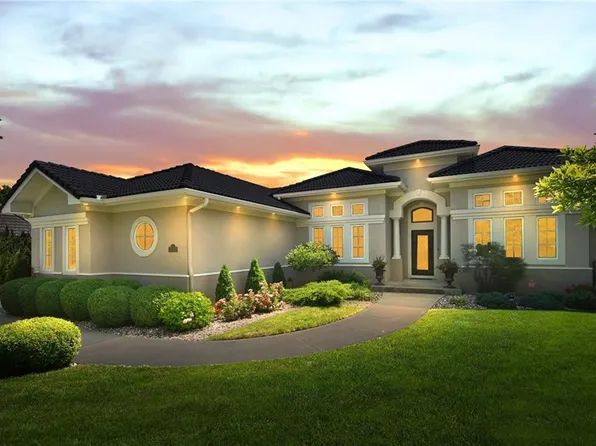 7235 N National Dr, Parkville, MO 64152