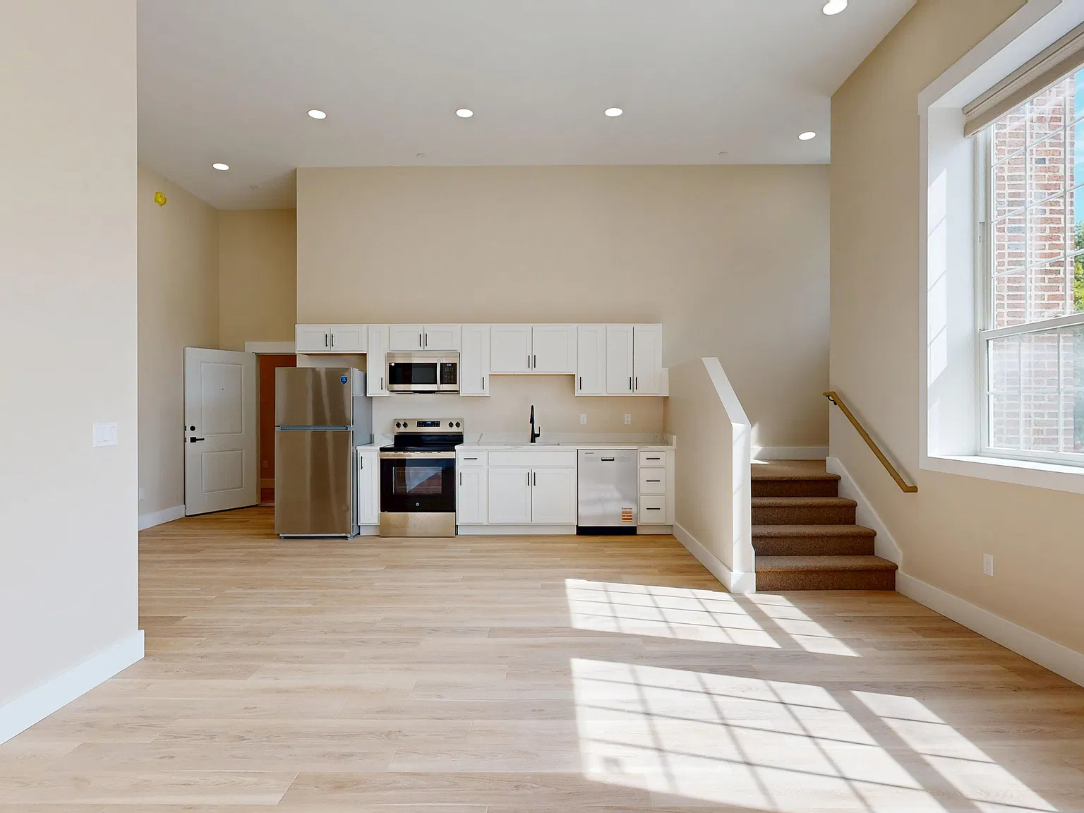 2 bed, 1000 sqft, $2,200 — Photo 2