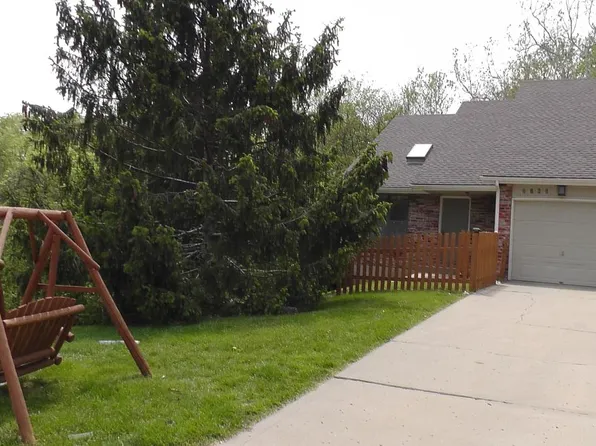 9826 Red Oak Ln, Parkville, MO 64152