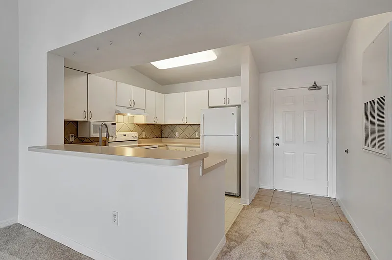 Key Royal Condominiums — Photo 4