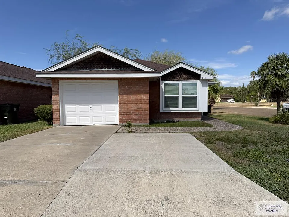 541 Palm Valley Cir