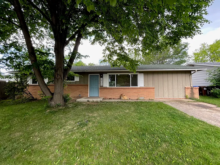 2405 Tamarac Dr — Photo 1