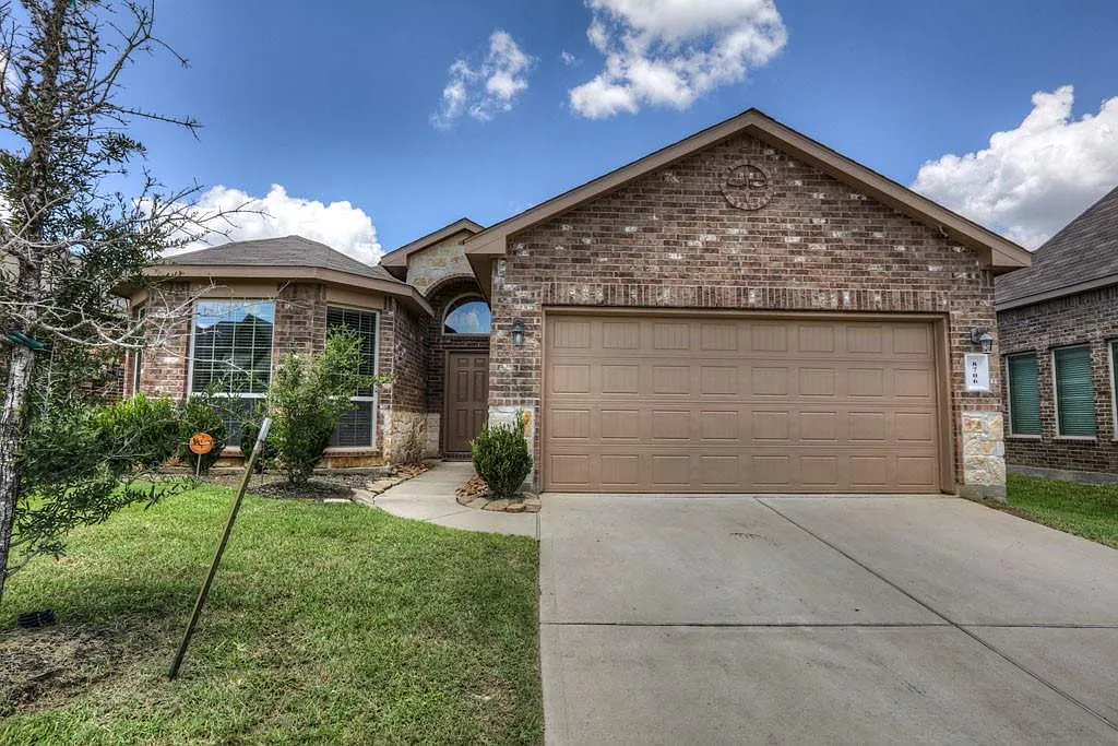 3 bed, 2.0 bath, 1683 sqft, $2,300 — Photo 1