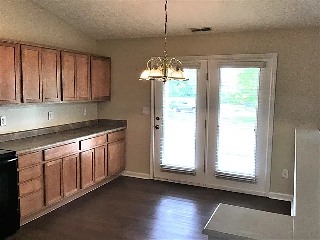 3 bed, 2.0 bath, 1698 sqft, $2,100 — Photo 3