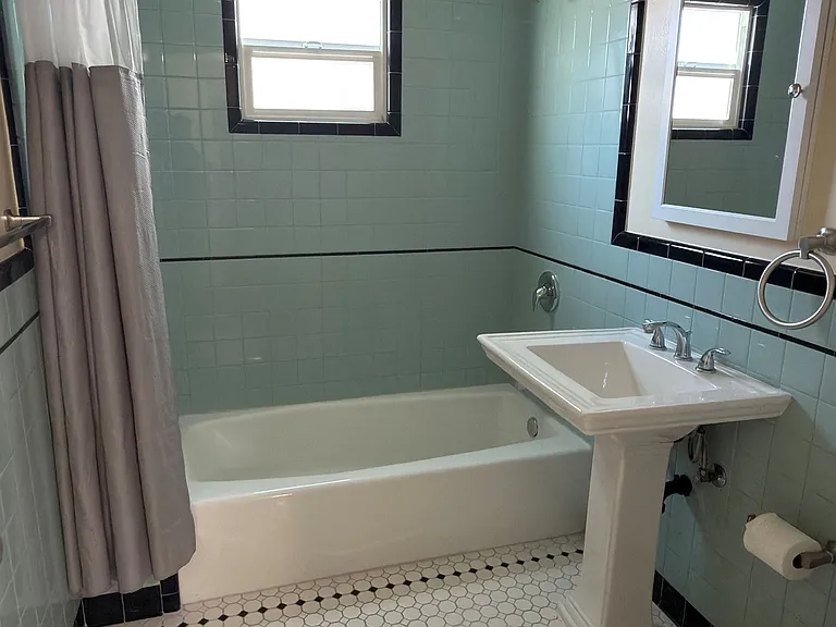 520 E 14th St — Photo 11
