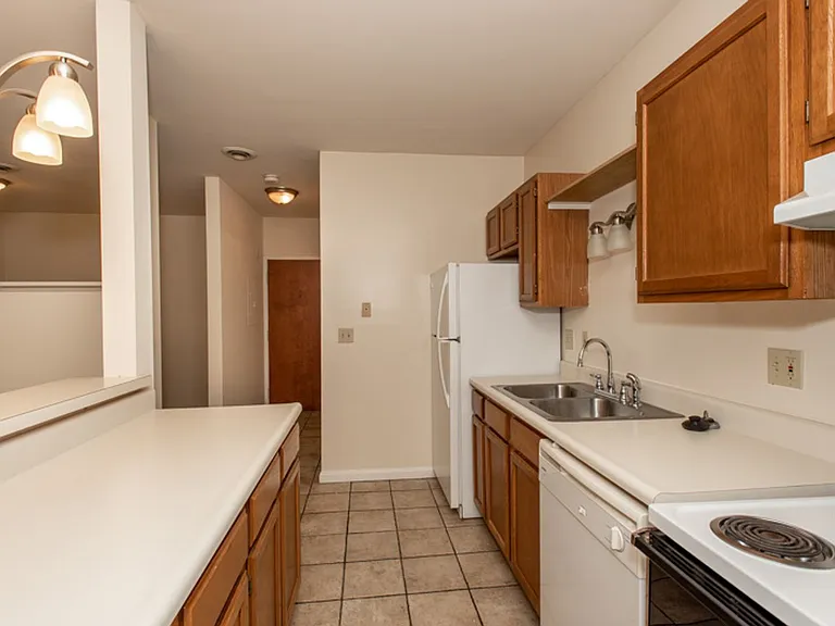 Walk to UC & UC Medical | 1BR/2BR Apartments — Photo 45