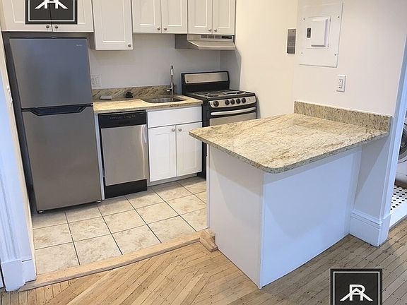 3rd image of 174 Newbury St APT 4