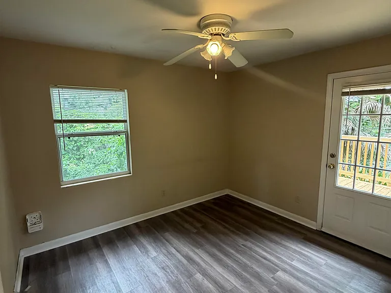 2404 Surrey St — Photo 6