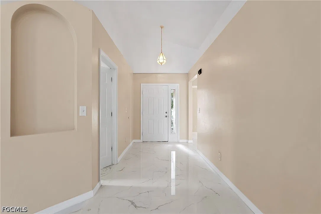 4 bed, 2.0 bath, 1808 sqft, $2,400 — Photo 2
