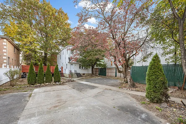 Sold by RE MAX Team | media 4
