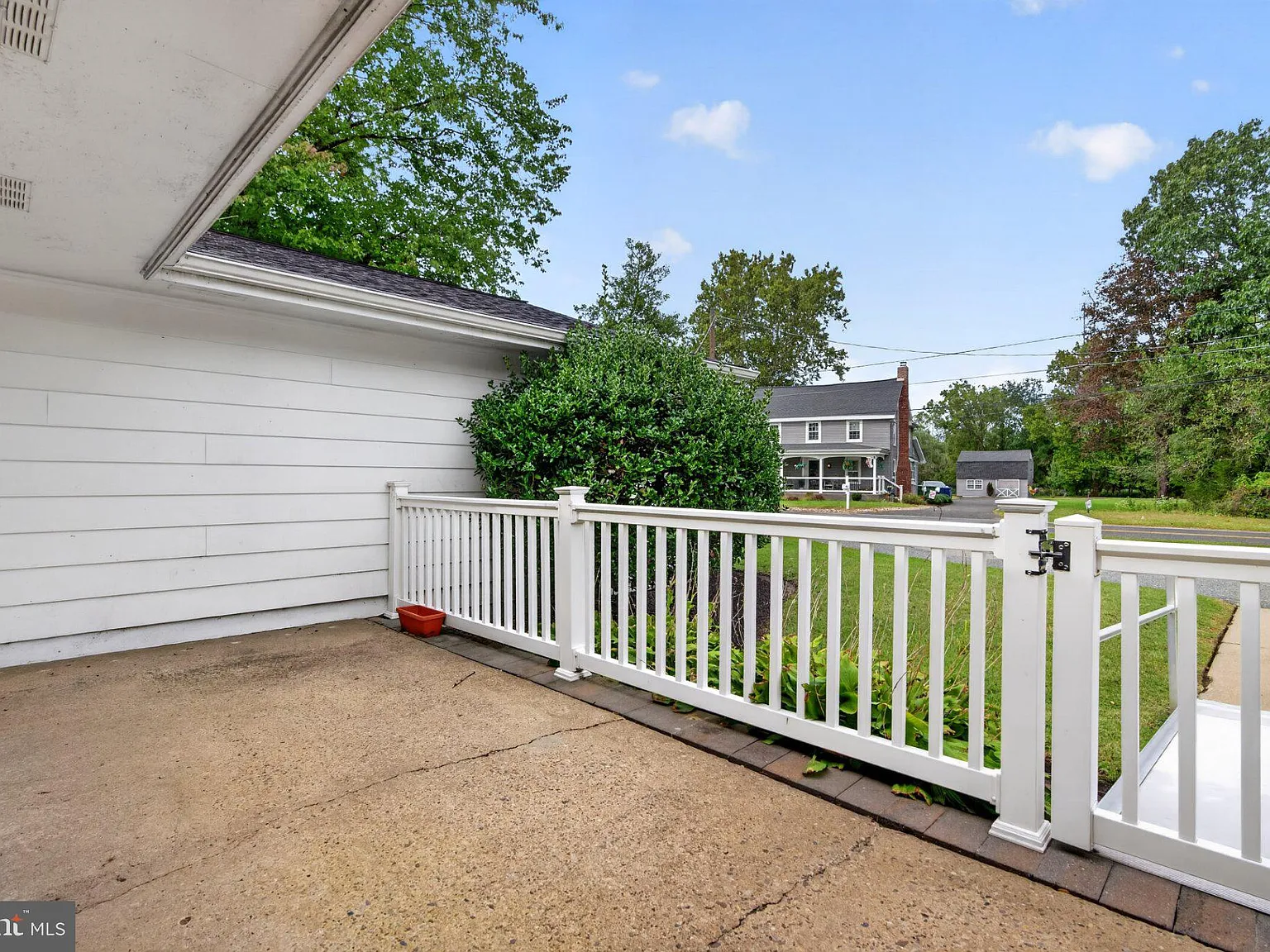 4 bed, 2.0 bath, 2399 sqft, $3,500 — Photo 3