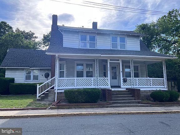 2nd image of 402 Willow St
