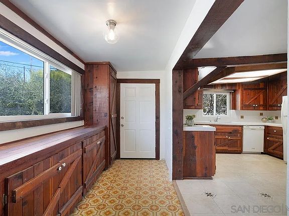 5th image of 2924 Helix St