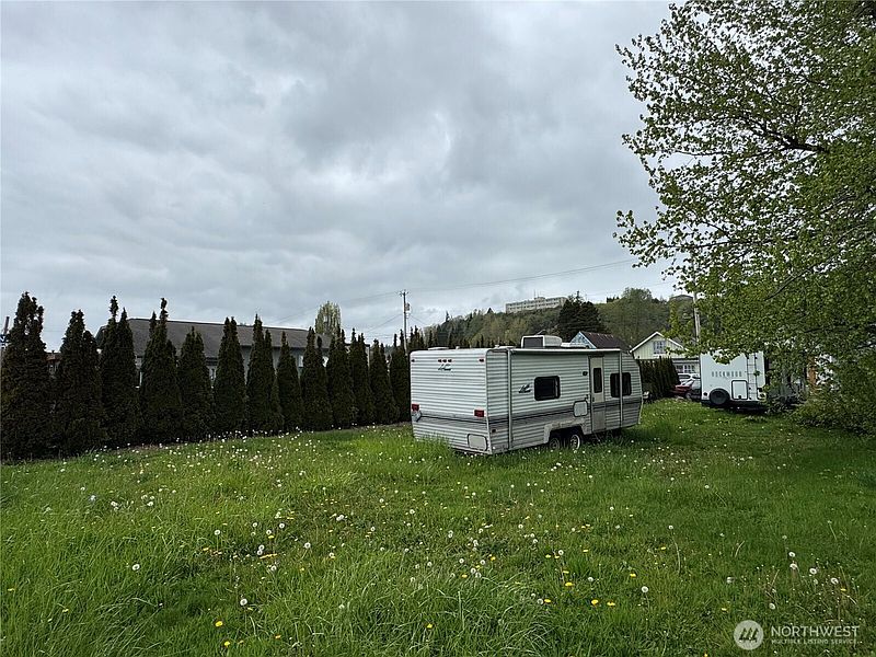 2nd image of 2210 Simpson Avenue