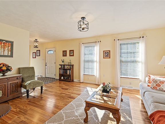 5th image of 822 Stonebridge Dr