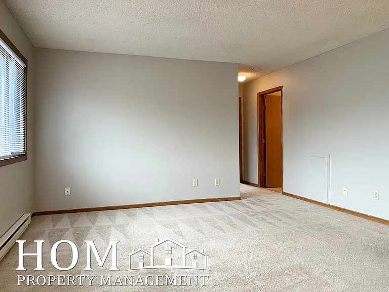 121 W Lind St — Photo 4