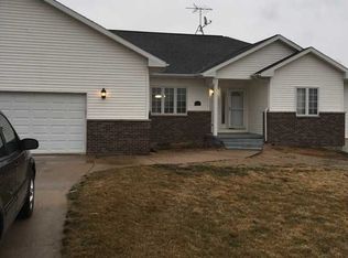 9808 Hawks Haven Rd, Cedar Rapids, IA 52411