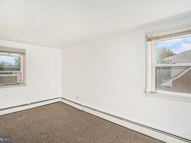 819 W 4th St — Photo 17