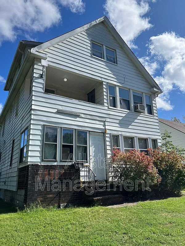 2 bed, 1.0 bath, 900 sqft, $995 — Photo 1