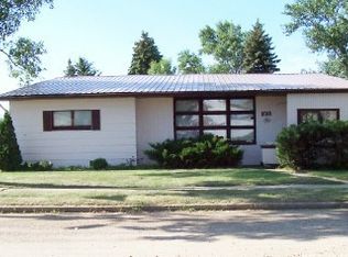 103 W 3rd Ave, Edgeley, ND 58433