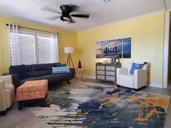 253 Oak St SW, Labelle, FL 33935