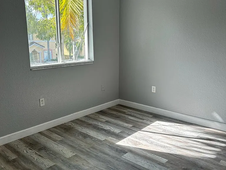 SE 15th Pl — Photo 14
