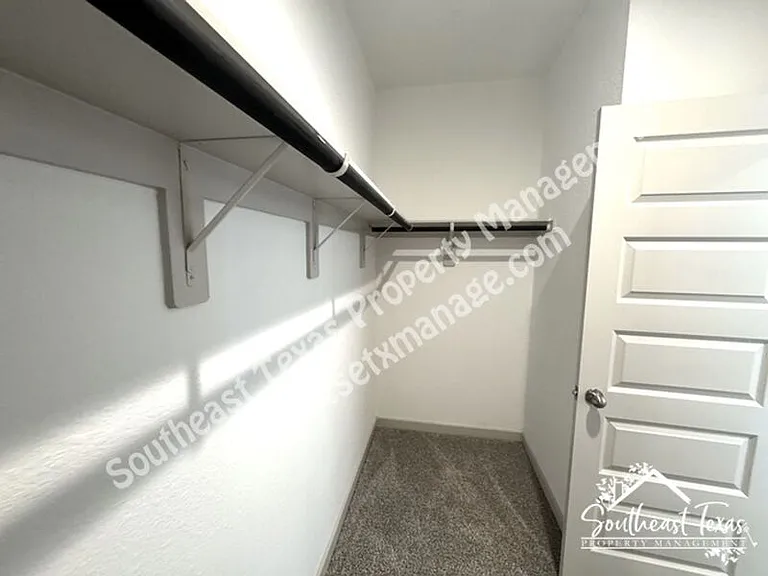 111 Lakeway Cir — Photo 14