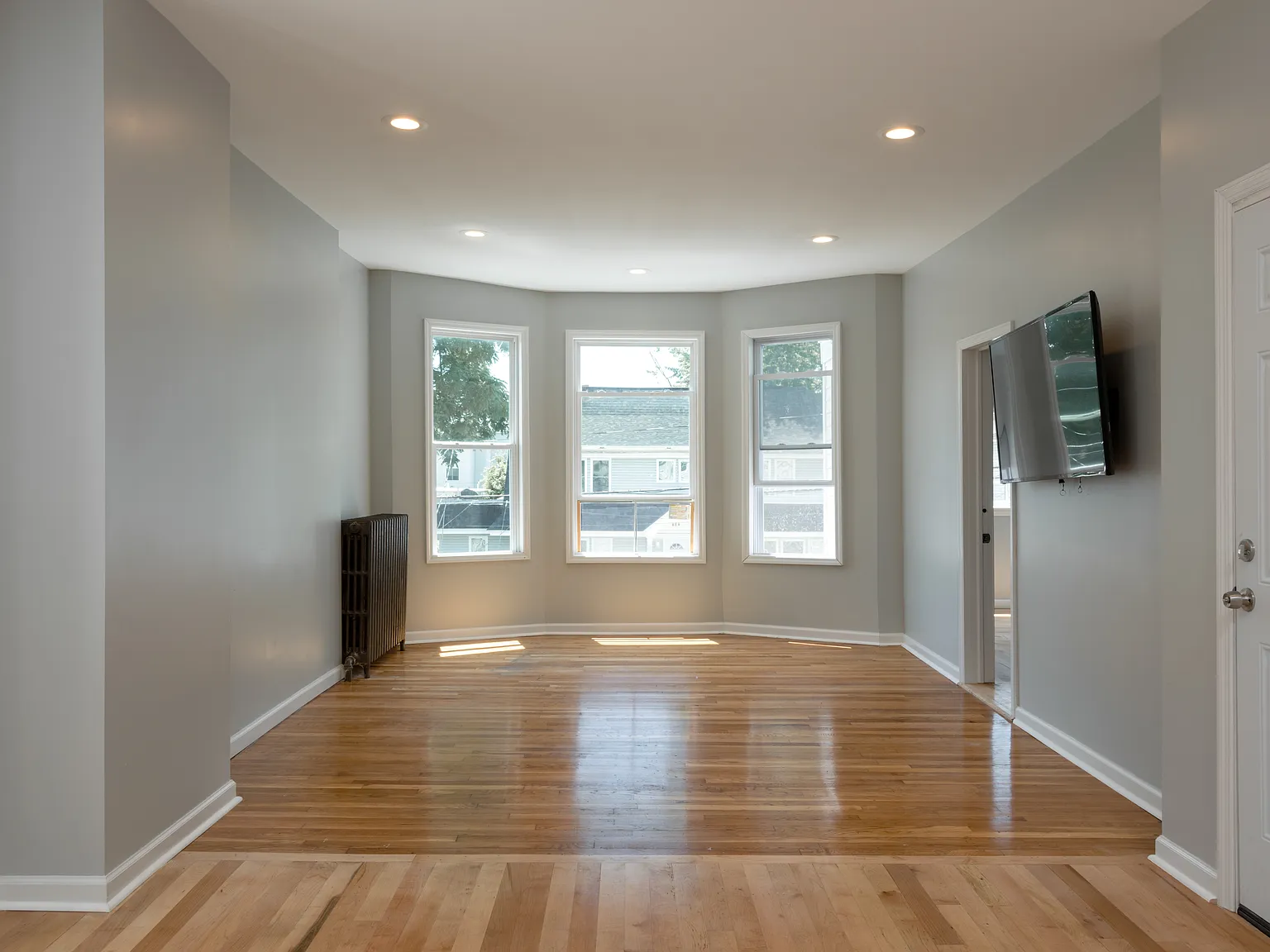 8 bed, 3200 sqft, $4,800 — Photo 2