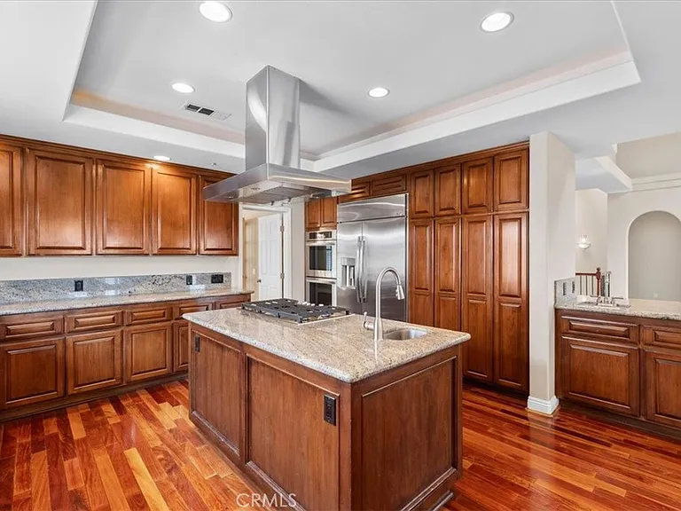 540 W 25th St — Photo 15