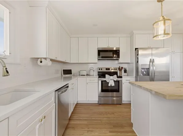 23 Birch St, Portsmouth, RI 02871